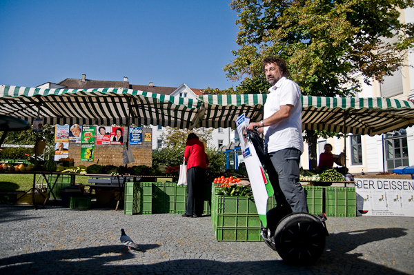 Oskar Löffler mit seinem Stehroller auf dem Sigmaringer Wochenmarkt (Foto: Milos Djuric)